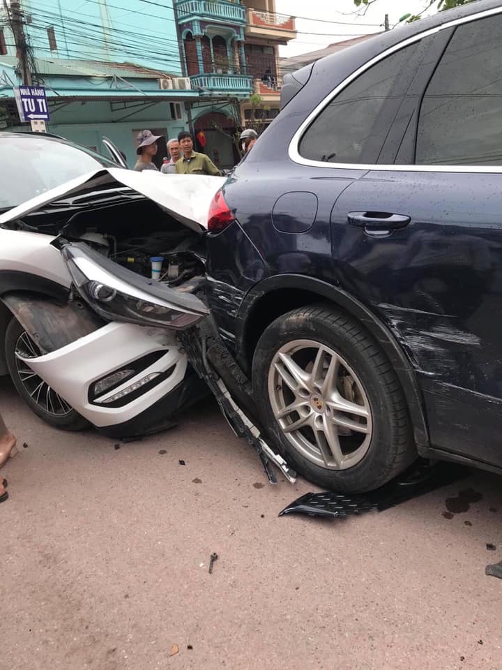 Vết xước d&agrave;i n&agrave;y cho thấy c&oacute; thể chiếc Hyundai Tucson đ&atilde; t&ocirc;ng v&agrave;o cửa phụ của chiếc Porsche Cayenne, sau đ&oacute;, trượt d&agrave;i ra sau v&agrave; nằm ngay ngắn như một vụ tai nạn từ ph&iacute;a sau. Thiệt hại phần đầu xe của chiếc Hyundai Tucson l&agrave; kh&aacute; nặng n&ecirc;n kh&ocirc;ng c&oacute; chuyện t&ocirc;ng từ ph&iacute;a sau xe Porsche Cayenne m&agrave; đu&ocirc;i xe SUV hạng sang kh&ocirc;ng bị m&oacute;p nặng