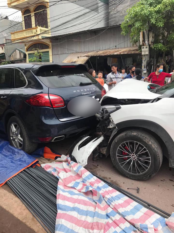 Nếu nh&igrave;n ảnh n&agrave;y cứ nghĩ đ&acirc;y l&agrave; vụ tai nạn xe Hyundai Tucson t&ocirc;ng v&agrave;o đu&ocirc;i xe Porsche Cayenne