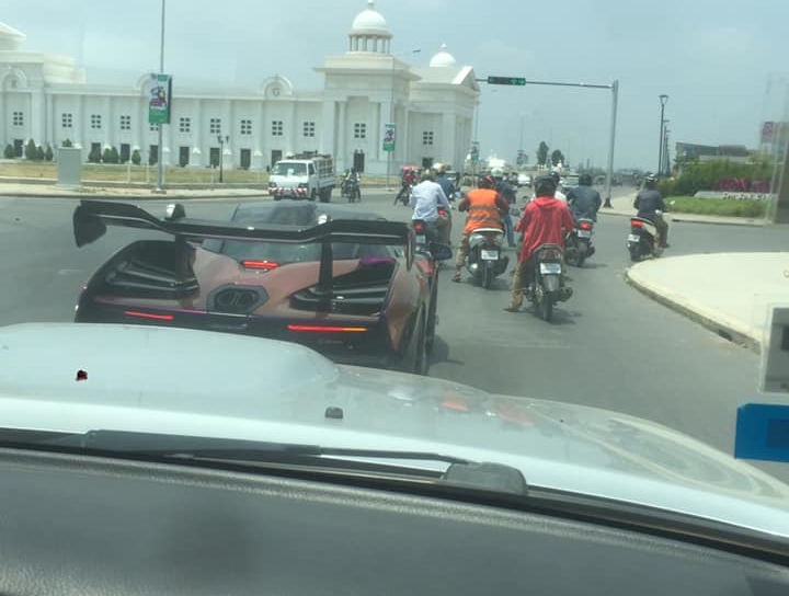 Và trưa nay chiếc siêu xe McLaren Senna có bộ áo tắc kè Cerberus Pearl của doanh nhân quận 12 đã di chuyển trên đường phố Campuchia