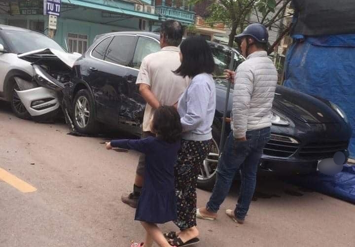 Người l&aacute;i xe Hyundai Tucson m&agrave;u trắng l&agrave; nữ