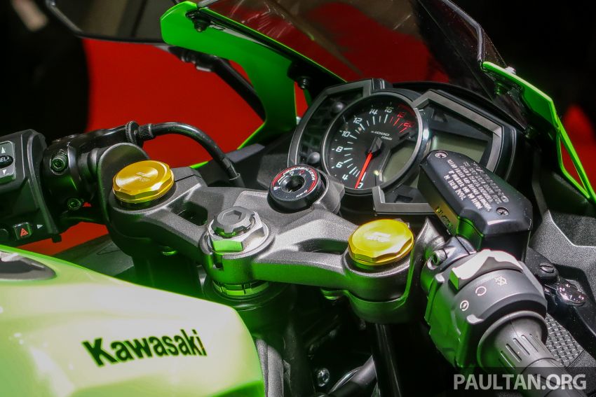 Kawasaki ZX-25R c&oacute; Redline ở mức 17.000 v&ograve;ng/ph&uacute;t