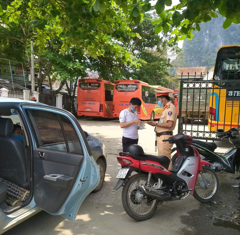 Anh Ngân Văn C chở khách từ Hà Nội về Nghệ An nhưng lại khai báo là đưa người nhà về quê
