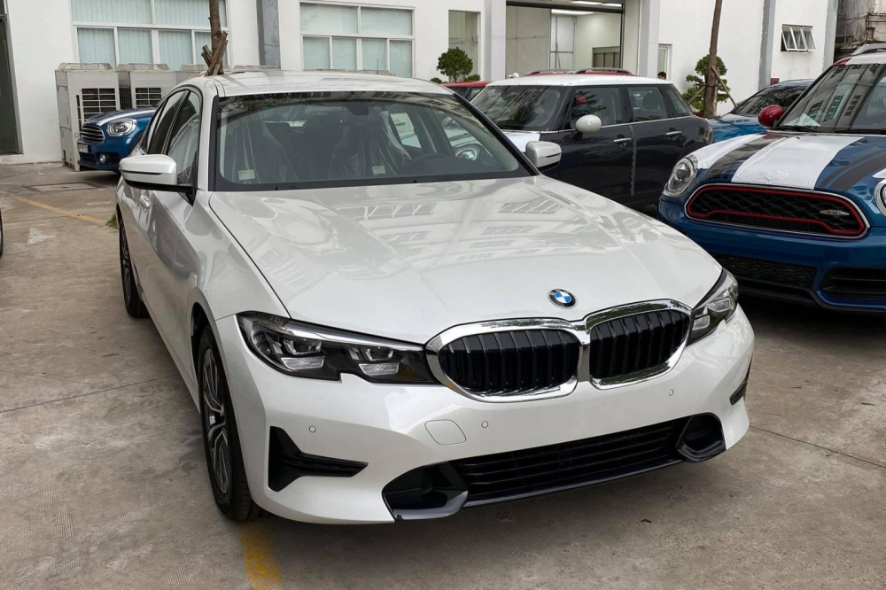 BMW 320i 2020 có giá dự kiến rẻ hơn bản 330i M Sport tới gần 600 triệu đồng nhưng vẫn khá cao so với đối thủ Mercedes-Benz C-Class