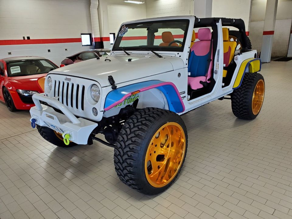 Phía trước của chiếc Jeep Wrangler độ sặc sỡ đến lố bịch