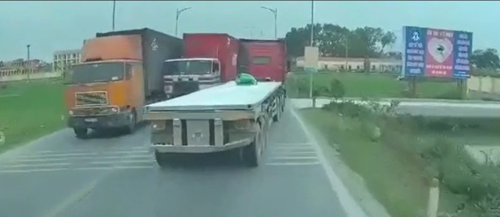 3 chiếc xe container chen ch&uacute;c nhau tr&ecirc;n đường
