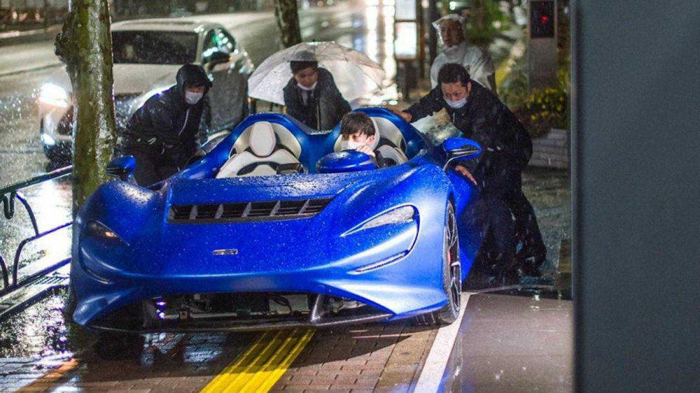 4 người đ&agrave;n &ocirc;ng c&ugrave;ng nhau đẩy chiếc McLaren Elva