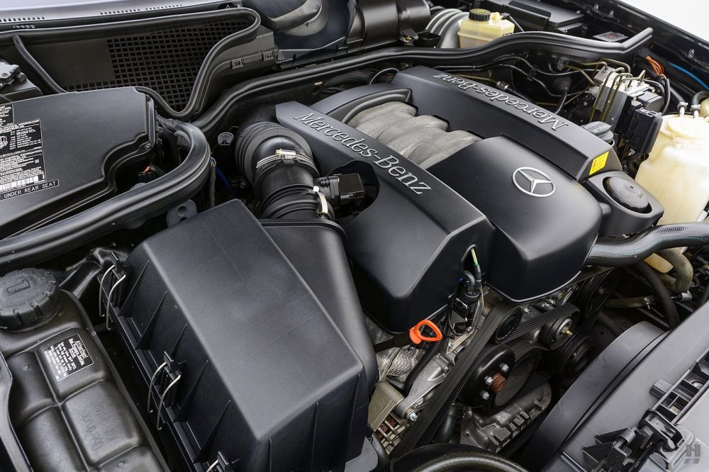 Động cơ của chiếc Mercedes-Benz E-Class b&aacute;n tải