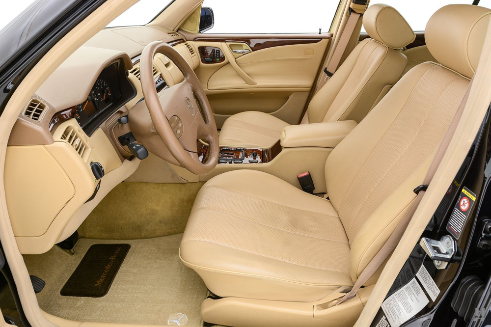 Nội thất b&ecirc;n trong chiếc Mercedes-Benz E-Class b&aacute;n tải