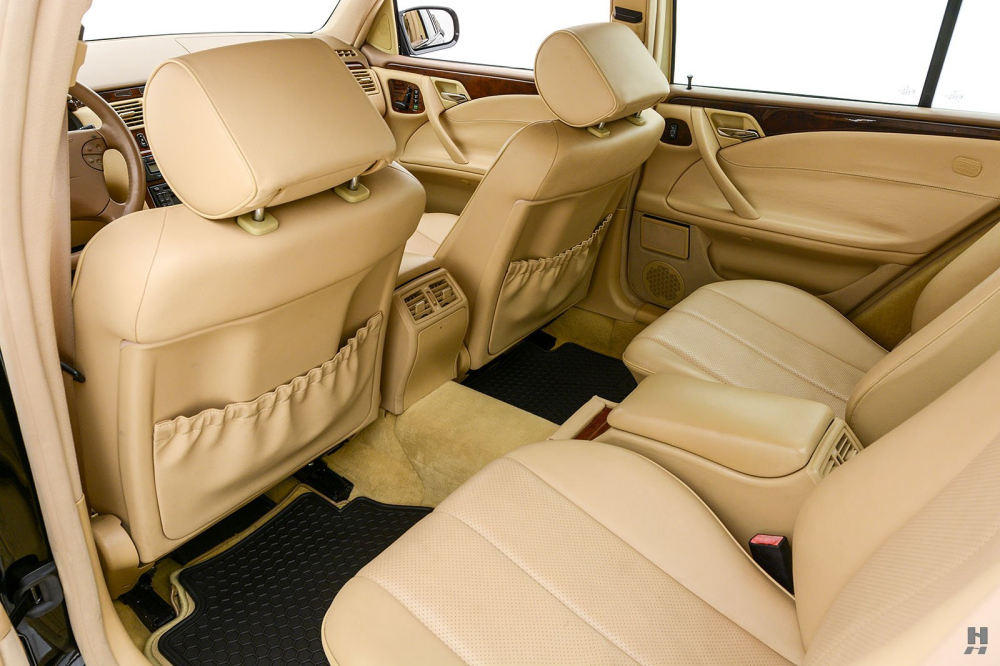 H&agrave;ng ghế sau của chiếc Mercedes-Benz E-Class b&aacute;n tải