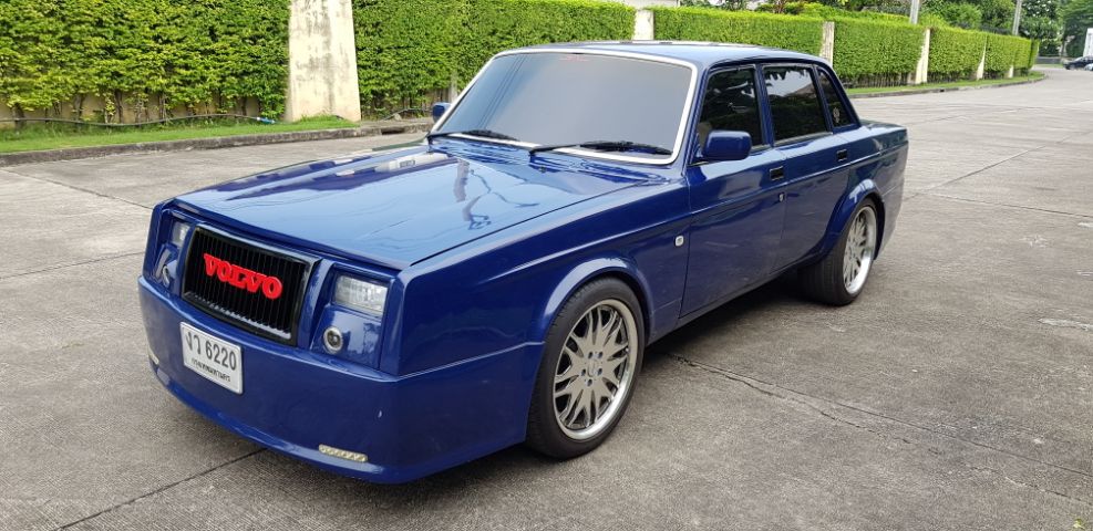 Chiếc Volvo 240 c&ograve;n được bổ sung đ&egrave;n pha h&igrave;nh chữ nhật giống Rolls-Royce Phantom