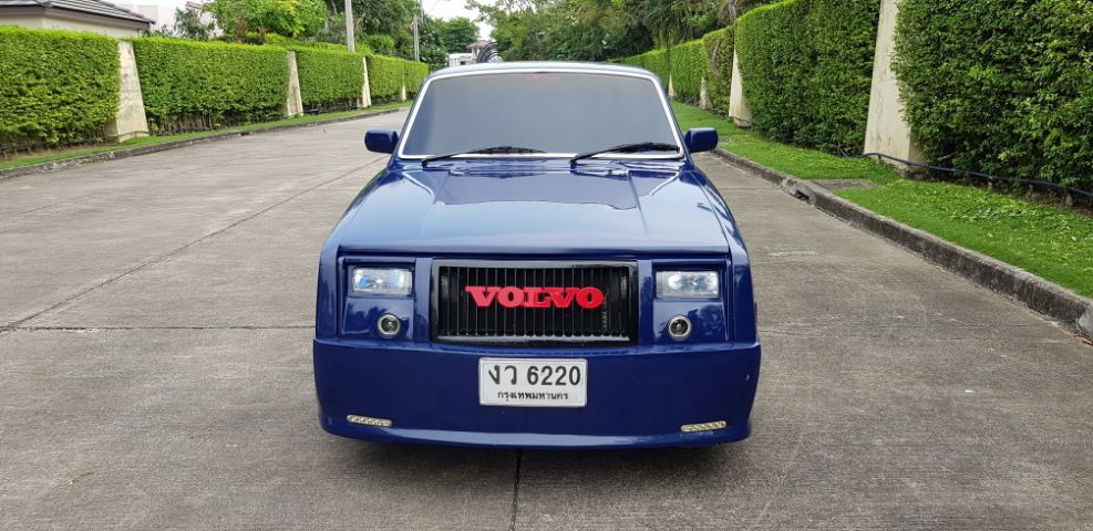 Đầu xe nh&aacute;i Rolls-Royce Phantom nhưng lại c&oacute; logo Volvo m&agrave;u đỏ cỡ lớn