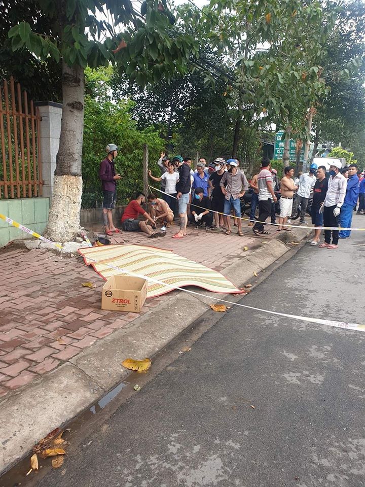 Nam thanh niên bị hất văng lên vỉa hè và tử vong tại chỗ