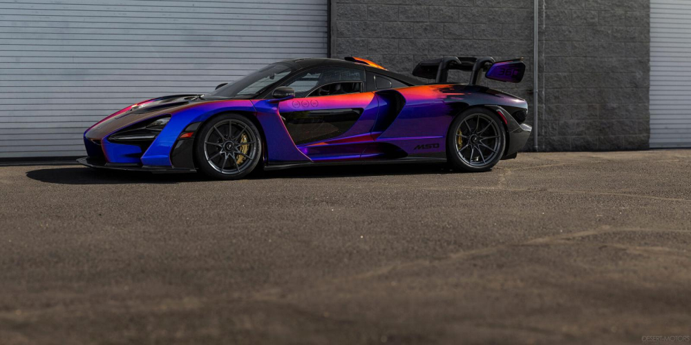 Nhìn bên hông xe sẽ thấy màu sắc của chiếc siêu xe triệu đô McLaren Senna ở Mỹ có màu tím đậm hơn, kế đến là xanh, một chút màu cam và đen. 