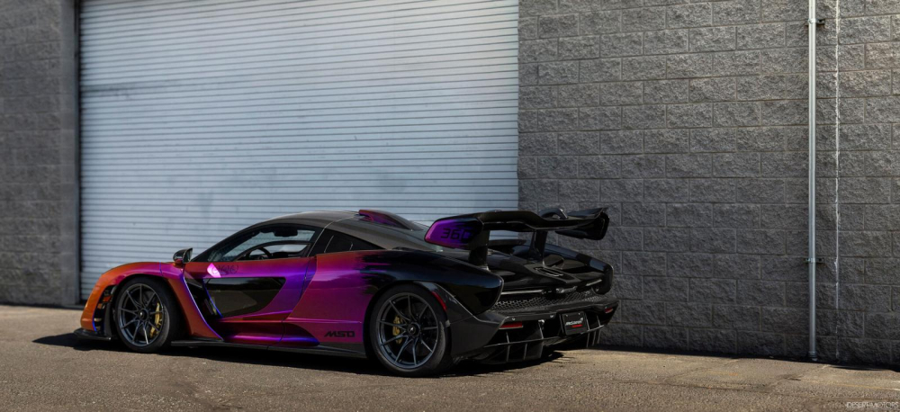 Cận cảnh vẻ đẹp của chiếc siêu xe McLaren Senna mang bộ áo tắc kè Galactic Burst Effect hiện đang định cư ở Mỹ.