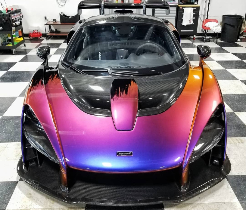 Đầu tiên, chiếc McLaren Senna ở Mỹ có bộ áo mang tên gọi Galactic Burst Effect, khác với tên gọi Cerberus Pearl của chiếc McLaren Senna thuộc sở hữu một đại gia Việt. Cách đặt tên khác nhau cũng mang đến sự phối màu lạ hơn, chẳng hạn như chiếc McLaren Senna ở Mỹ khi nhìn trực diện đầu xe có màu xanh, tím và đen.