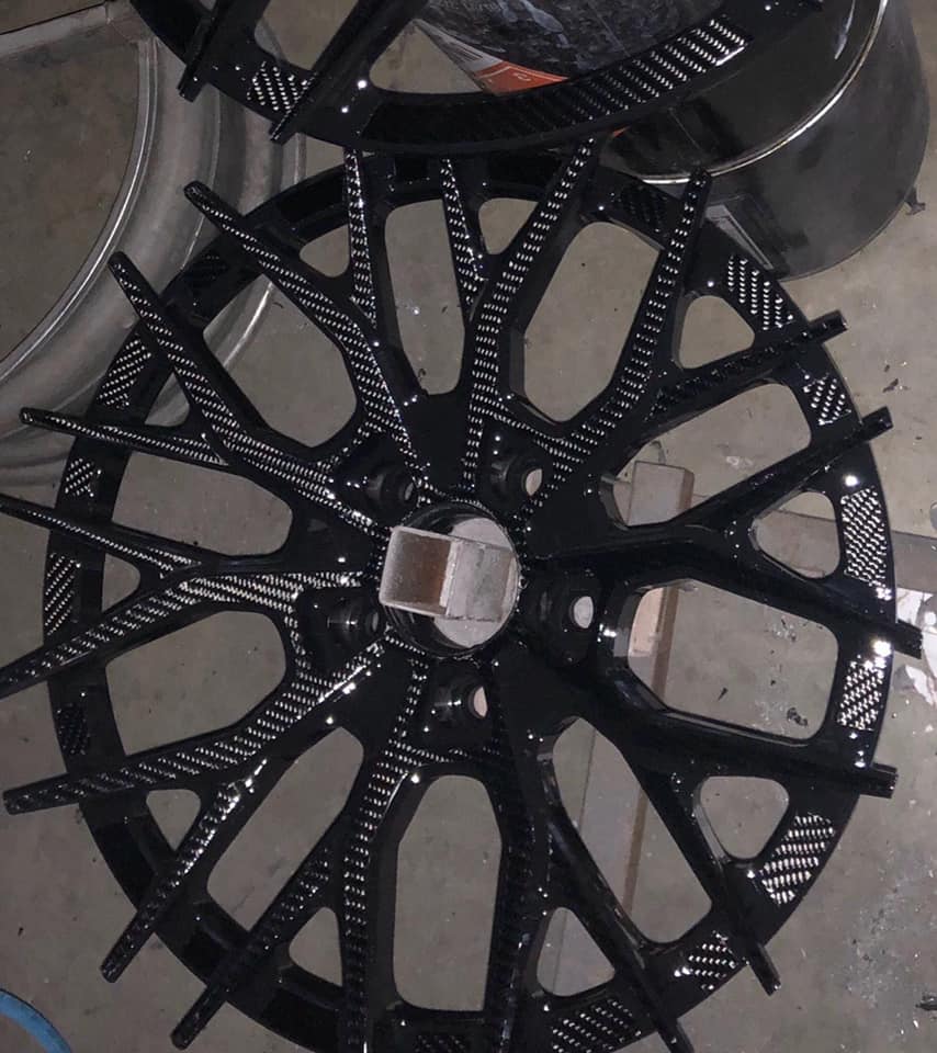 Bộ m&acirc;m n&agrave;y bằng carbon rất đẹp mắt v&agrave; đắt đỏ