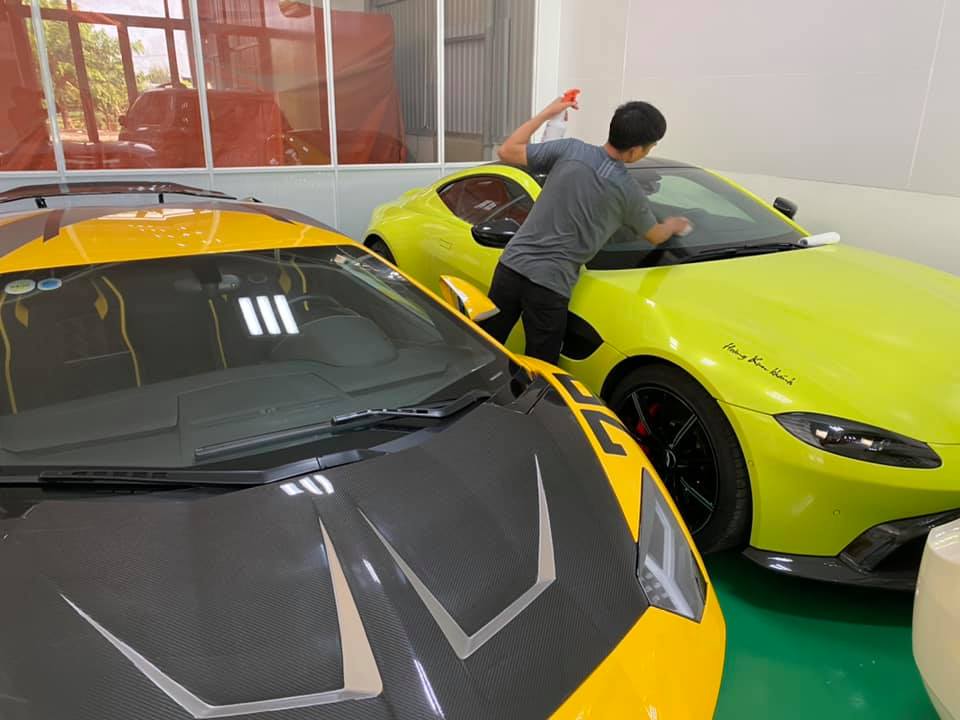 Chiếc si&ecirc;u xe Aston Martin V8 Vantage 2018 của doanh nh&acirc;n quận 12 trước khi được độ m&acirc;m h&agrave;ng hiệu