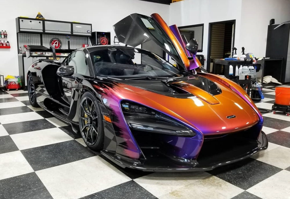 Trên thế giới còn có vài chiếc McLaren Senna khác mang màu sơn tắc kè và nổi bật nhất phải kể đến một chiếc McLaren Senna đang định cư ở Mỹ. Chiếc siêu xe triệu đô này có bộ áo được cho như anh em song sinh với chiếc McLaren Senna của doanh nhân quận 12. Cả hai chiếc siêu xe McLaren Senna này đều có bộ áo tắc kè dễ dàng đổi màu theo góc nhìn nhưng cách đặt tên và trang bị tuỳ chọn đi kèm lại khác nhau. 