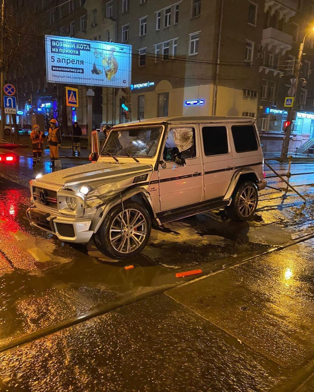 Chiếc xe đ&atilde; bị biến dạng th&acirc;n vỏ v&agrave; t&uacute;i kh&iacute; b&ecirc;n trong c&oacute; bung ra
