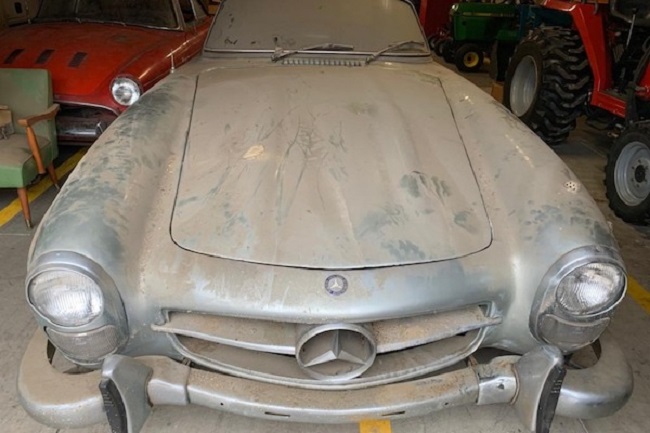 Chiếc Mercedes-Benz 300 SL Roadster bị phủ đầy bụi