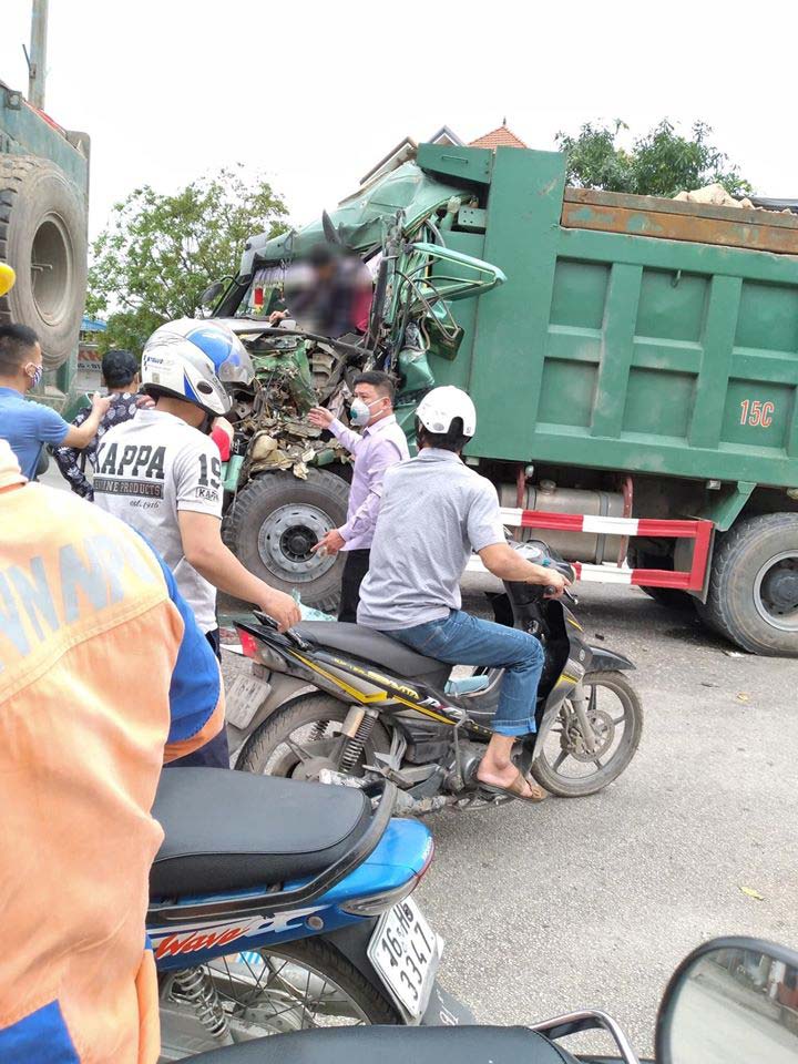 1 tài xế điều khiển xe ben bị thương nặng sau vụ tai nạn
