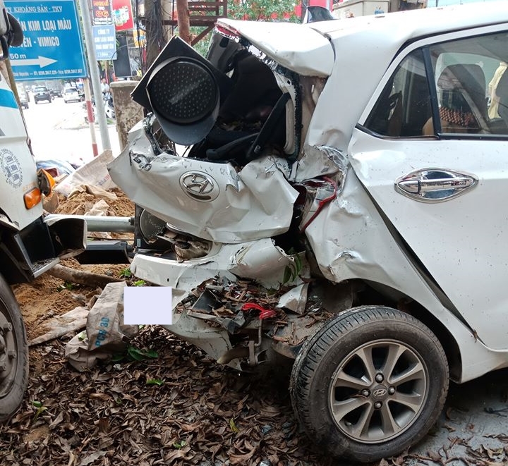 Phần đuôi xe Hyundai i10 gần như bẹp dúm sau khi bị xe tải tông từ phía sau
