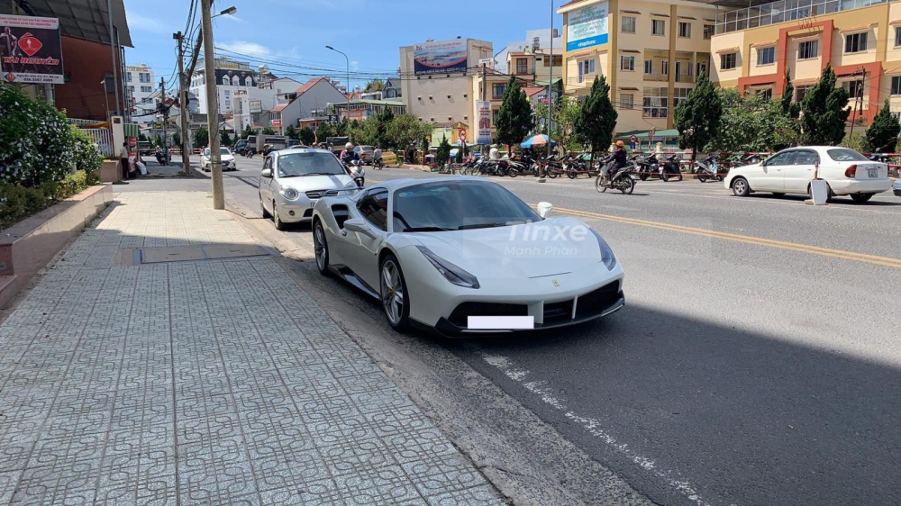 Điểm kh&aacute;c biệt so với si&ecirc;u xe Ferrari 488 GTB, phần mui xếp cứng của Ferrari 488 Spider c&oacute; thể dễ d&agrave;ng đ&oacute;ng hoặc mở trong thời gian từ 14 đến 16 gi&acirc;y.
