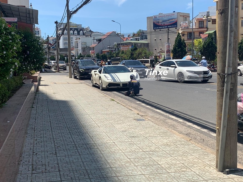 Sự c&oacute; mặt của si&ecirc;u xe Ferrari 488 Spider thu h&uacute;t kh&ocirc;ng &iacute;t sự quan t&acirc;m của người d&acirc;n. Một bạn trẻ khi đi qua đ&acirc;y đ&atilde; dừng lại chụp ảnh chiếc si&ecirc;u xe mui trần tuyệt đẹp n&agrave;y.