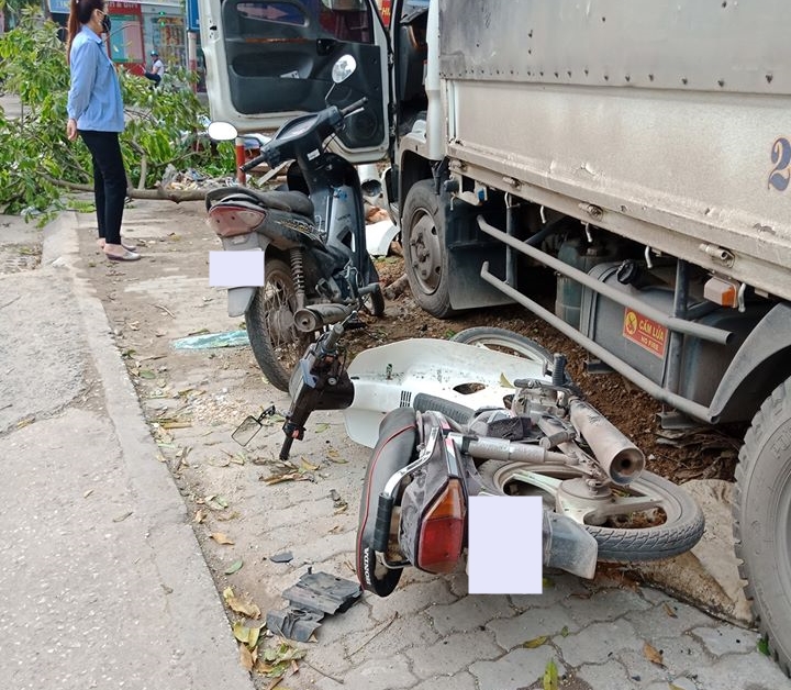 Chiếc xe tải còn tông vào 2 xe máy