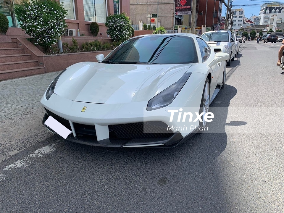 Th&ocirc;ng tin ch&uacute;ng t&ocirc;i c&oacute; được, chủ nh&acirc;n của chiếc si&ecirc;u xe mui trần Ferrari 488 Spider m&agrave;u trắng n&agrave;y kh&ocirc;ng phải l&agrave; một doanh nh&acirc;n Đ&agrave; Lạt m&agrave; ở tận S&agrave;i G&ograve;n. Người n&agrave;y đ&atilde; cho vận chuyển chiếc Ferrari 488 Spider từ S&agrave;i G&ograve;n l&ecirc;n Đ&agrave; Lạt bằng xe chuy&ecirc;n dụng.