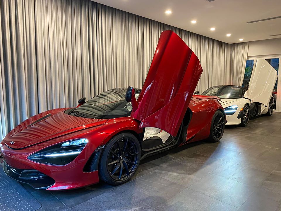 Chiếc McLaren 720S Spider màu đỏ Memphis và phía sau là người bạn mang màu trắng Chiếc McLaren 720S Spider màu đỏ Memphis và phía sau là người bạn mang màu trắng