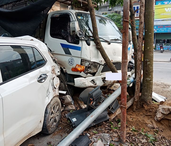 Chiếc xe tải tông vào đuôi xe Hyundai i10