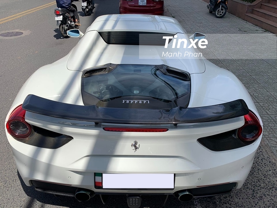 Si&ecirc;u xe Ferrari 488 Spider vẫn sở hữu động cơ V8, tăng &aacute;p k&eacute;p, dung t&iacute;ch 3.9 l&iacute;t, sản sinh c&ocirc;ng suất tối đa 661 m&atilde; lực v&agrave; m&ocirc;-men xoắn cực đại 760 Nm tương tự như bản Coupe