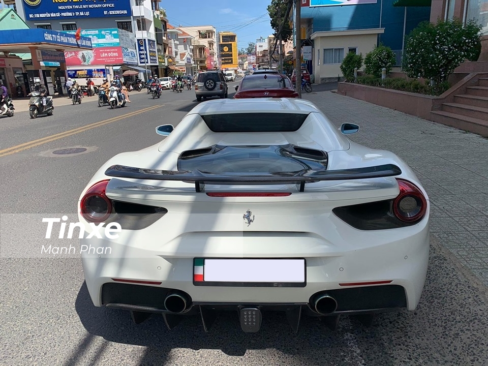 Chiếc Ferrari 488 Spider m&agrave;u trắng từng thuộc sở hữu của một đại gia ở B&igrave;nh Phước v&agrave; nay được một doanh nh&acirc;n S&agrave;i th&agrave;nh mua lại trước khi mang l&ecirc;n Đ&agrave; Lạt dạo chơi.