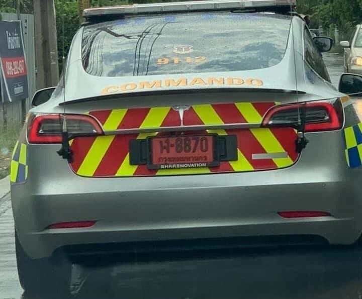 Một chiếc xe Tesla Model 3 tr&ecirc;n đường phố Th&aacute;i Lan trong vai tr&ograve; xe cảnh s&aacute;t tuần tra