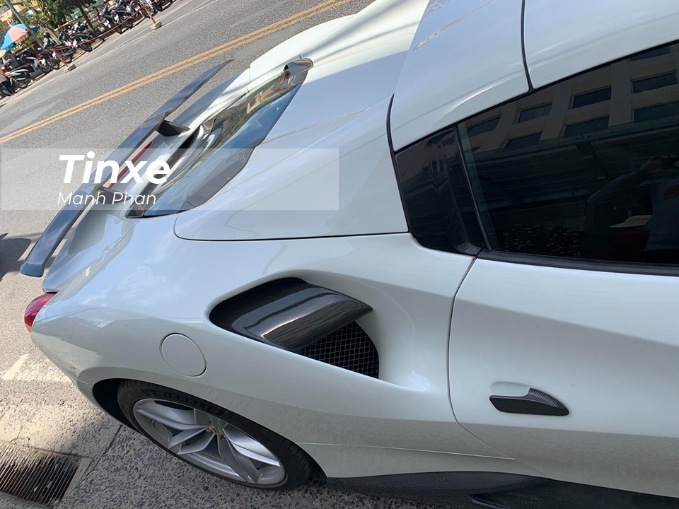 Hốc gi&oacute; b&ecirc;n h&ocirc;ng cũng được thay bằng chi tiết carbon