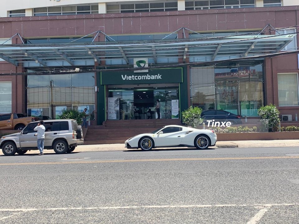 Được biết, chiếc si&ecirc;u xe Ferrari 488 Spider mới c&oacute; mặt tại th&agrave;nh phố Đ&agrave; Lạt trong m&ugrave;a dịch Covid-19 n&agrave;y l&agrave; 1 trong 3 chiếc Ferrari 488 Spider hiện đang lăn b&aacute;nh tại Việt Nam.