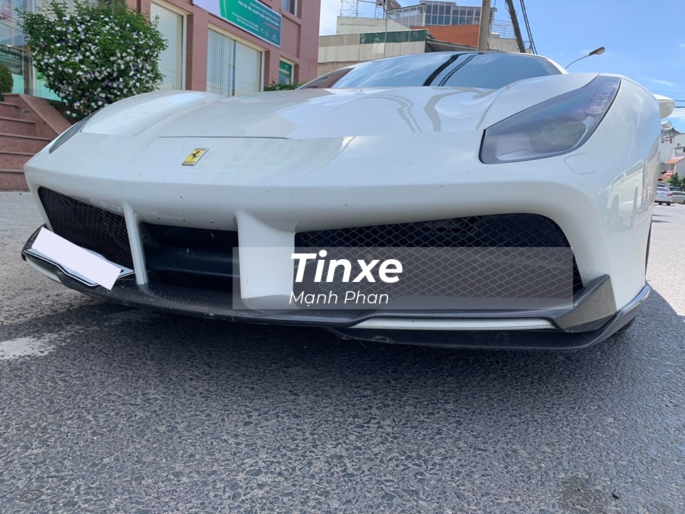 Ngoại thất chiếc si&ecirc;u xe mui trần Ferrari 488 Spider m&agrave;u trắng mới c&oacute; mặt tại th&agrave;nh phố Đ&agrave; Lạt được chủ nh&acirc;n độ lại body kit carbon bao gồm c&aacute;c chi tiết như cản va trước