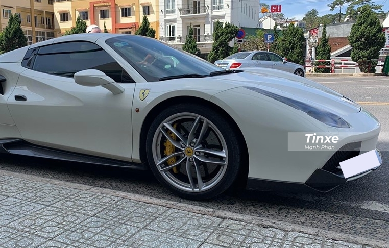 B&ecirc;n h&ocirc;ng xe c&oacute; th&ecirc;m nẹp sườn mới bằng carbon nhưng chiếc Ferrari 488 Spider vẫn sử dụng bộ m&acirc;m 5 chấu k&eacute;p nguy&ecirc;n bản m&agrave;u bạc theo xe c&ugrave;ng kẹp phanh sơn m&agrave;u v&agrave;ng.