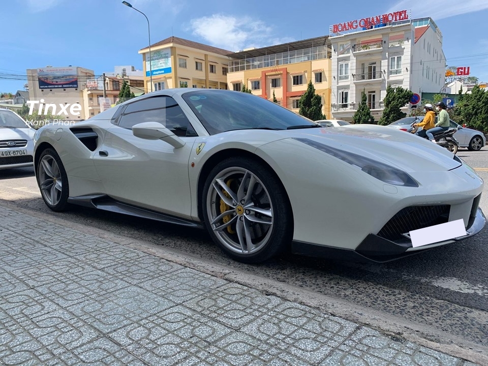 V&agrave;o s&aacute;ng sớm nay, ng&agrave;y 21 th&aacute;ng 4 năm 2020, kh&ocirc;ng &iacute;t người d&acirc;n khi di chuyển qua tuyến đường Nguyễn Văn Cừ, phường 1, th&agrave;nh phố Đ&agrave; Lạt, tỉnh L&acirc;m Đồng đ&atilde; kh&aacute; bất ngờ khi thấy một chiếc si&ecirc;u xe mui trần Ferrari 488 Spider đỗ b&ecirc;n đường.