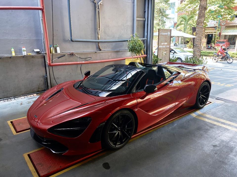 Siêu xe mui trần McLaren 720S Spider có mặt tại một địa điểm chăm sóc xe ở quận 2 vào trưa hôm qua Siêu xe mui trần McLaren 720S Spider có mặt tại một địa điểm chăm sóc xe ở quận 2 vào trưa hôm qua