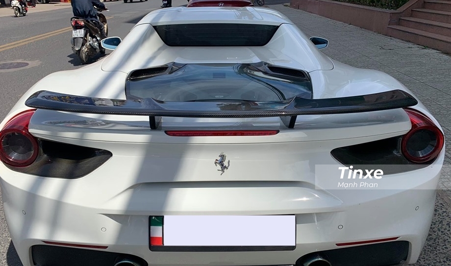V&agrave; ph&iacute;a đu&ocirc;i si&ecirc;u xe mui trần Ferrari 488 Spider m&agrave;u trắng mới c&oacute; mặt tại th&agrave;nh phố Đ&agrave; Lạt xuất hiện c&aacute;nh gi&oacute; cố định bằng carbon.