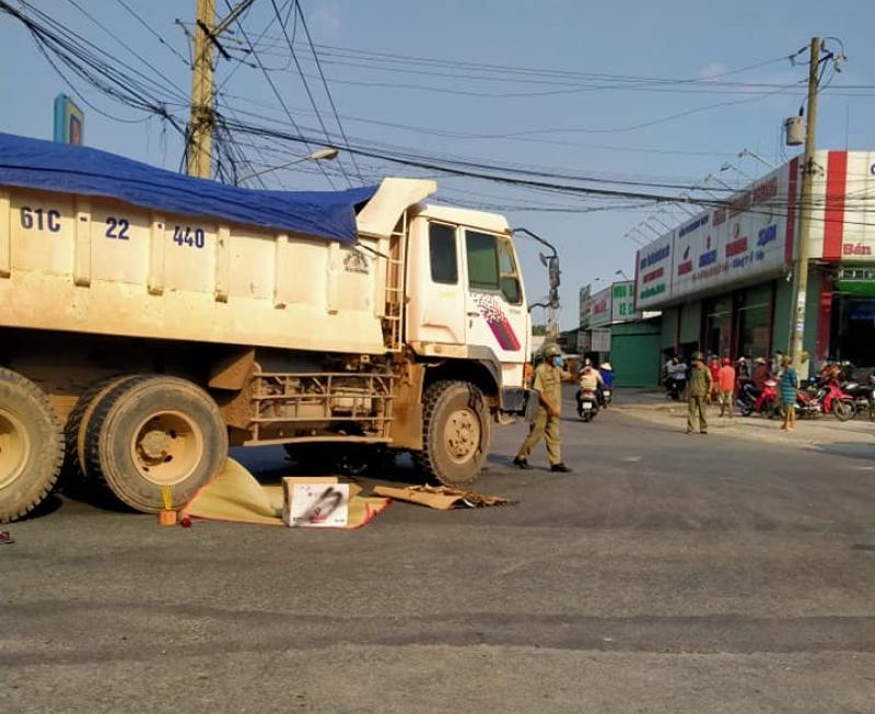 Hiện trường vụ va chạm giao th&ocirc;ng của xe ben v&agrave; xe m&aacute;y khiến 1 người tử vong tại chỗ