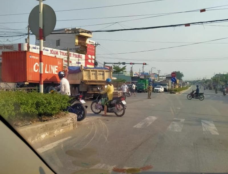 Vụ tai nạn l&agrave;m giao th&ocirc;ng qua khu vực n&agrave;y &ugrave;n tắc