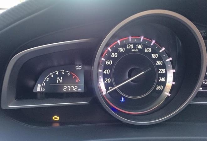 Lỗi hiển thị đèn báo động cơ hay còn được gọi là cá vàng trên xe Mazda3. Lỗi hiển thị đèn báo động cơ hay còn được gọi là cá vàng trên xe Mazda3.