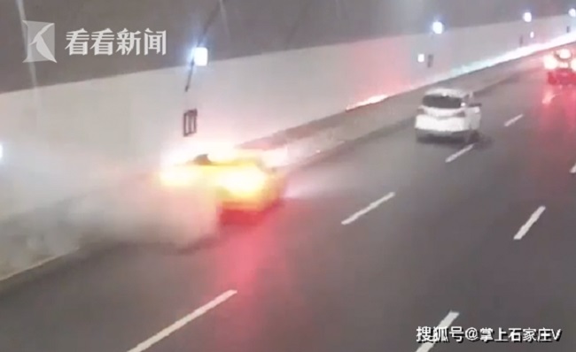 Chiếc xe sang Maserati va chạm với vỉa hè trong đường hầm Chiếc xe sang Maserati va chạm với vỉa hè trong đường hầm