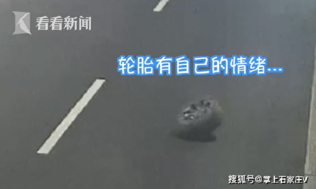 Bánh sau của chiếc xe sang nằm trên mặt đường Bánh sau của chiếc xe sang nằm trên mặt đường