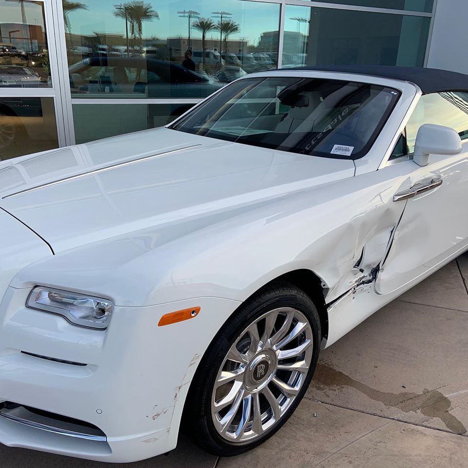 Việc sửa chữa chiếc Rolls-Royce Dawn này chắc chắn sẽ tốn không ít tiền bạc và thời gian