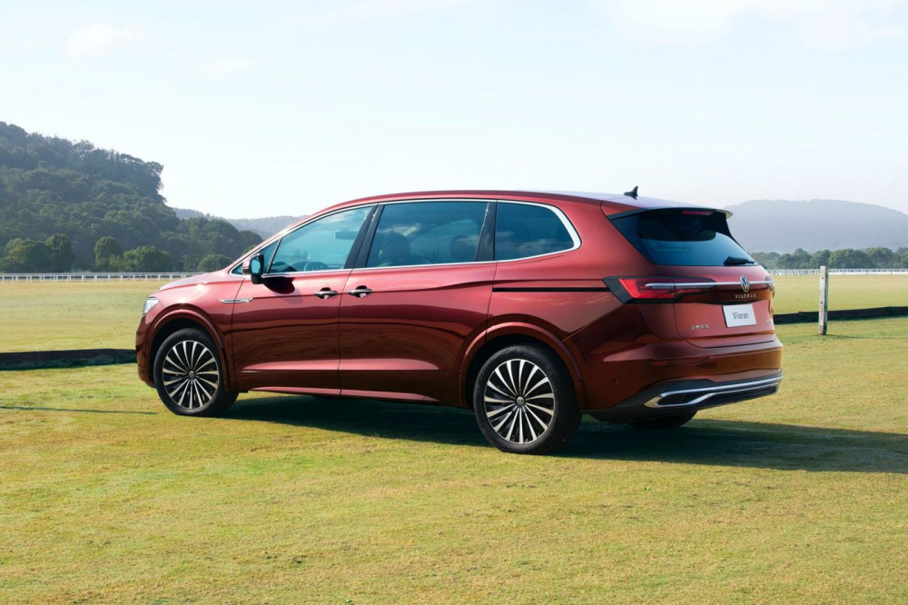 Volkswagen Viloran 2020 nhìn bên sườn