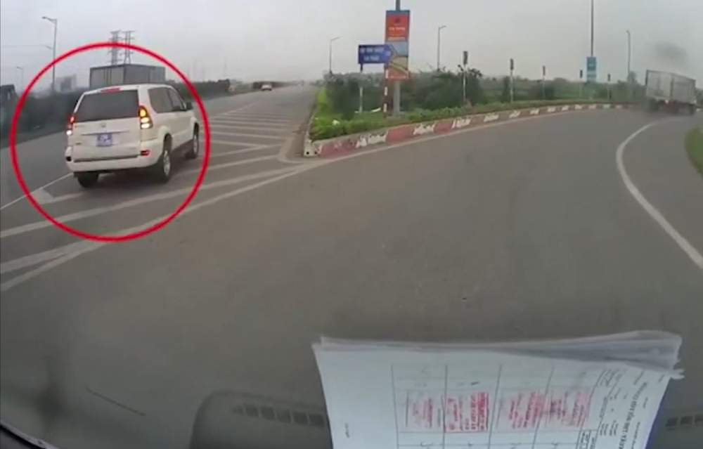 Chiếc Toyota Land Cruiser Prado biển xanh đi lùi trên cao tốc Nội Bài - Hạ Long